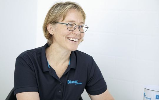Olivia Bossart, Innovationsleiterin der Blaser Swisslube AG: «Würde man mir heute wieder beide Stellen anbieten, würde ich mich definitiv wieder für Blaser entscheiden.»(Bild:  Matthias Böhm)