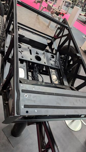 Wenn auch deutlich kleiner in den Dimensionen aber derartige Konstruktionen dürften dem einen oder anderen Sonderfahrzeugbauer bekannt vorkommen. (Bild: Dominsky – VCG)