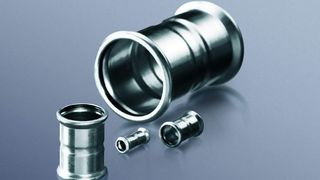 Mapress Edelstahl ist für den Einsatz von über 200 Chemikalien zugelassen. (Bild: Geberit)