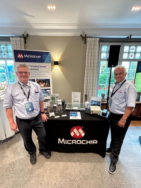 Klaus Bachmann (l.) und Kemal Babuer von Microchip thematisieren Datenschutz, RAID und DSGVO-konforme ChatGPT-Lösungen. (Bild: Vogel IT-Medien GmbH)