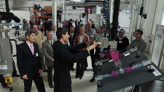 Zu sehen war der weiterentwickelte Kobot, der eine Möglichkeit der Kommunikation zwischen Mitarbeiter und Maschine bietet. Bild: Schmidt-Handling (Archiv: Vogel Business Media)