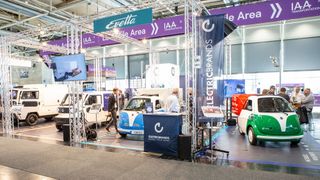 Der Mobilitätsanbieter Electric Brands hat auf der diesjährigen IAA Transportation unter anderem den „X-Bus S“ und die „Evetta Cargo“ vorgestellt. (Bild: Electric Brands)