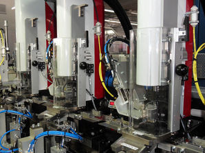 Je nach Anzahl der einzufügenden Komponenten lassen sich acht bis zehn dieser Pressen in eine vollautomatisierte Fertigungslinie integrieren. (Bild: Siemens)