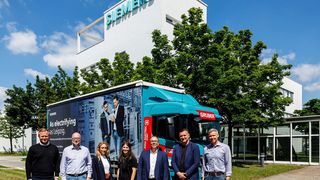 Gruppenbild zur „Begrüßung“ des E-Trucks von Gruber Logistics im Leipziger Werk von Siemens Smart Infrastructure. (Bild: Siemens/Jens Schlüter)