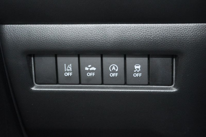 Die Assistenzsysteme lassen sich über diese Knöpfe links vom Lenkrad deaktivieren. (Seyerlein / »kfz-betrieb«)