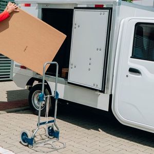 Den Kofferaufbau gibt es serienmäßig mit einer zusätzlichen rechten Seitentür.(Bild:  Ari Motors via Autoren-Union Mobilität)