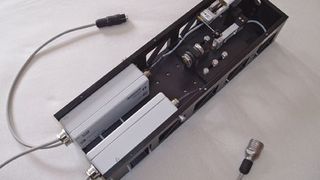 Trotz hoher Temperatur-, Feuchtigkeits- und mechanischer Belastung arbeitet das Kontrollsystem zuverlässig. Deflektionssensor und Auswertelektronik widerstehen sogar Blitzschlagereignisse.  (Bild: ISD)