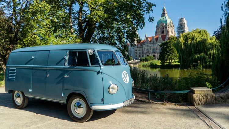 „Sofie“, das ist der älteste zugelassene VW-Bus der Welt. Dieser Tage feiert die rüstige Dame ihren Siebzigsten.(Bild:  VWN)
