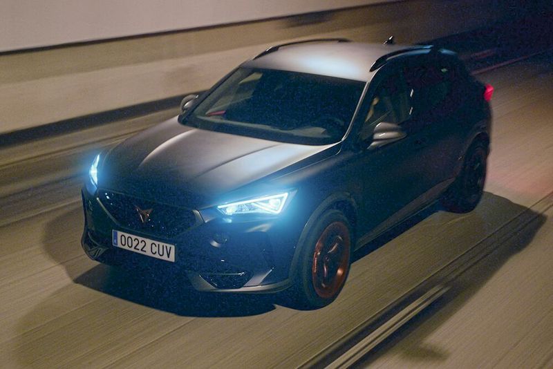 Wer nachts einen Formentor durch die katalanische Hauptstadt fahren sieht, weiß auch schon, wo die Fußball-Party abgeht. (Bild: Seat)