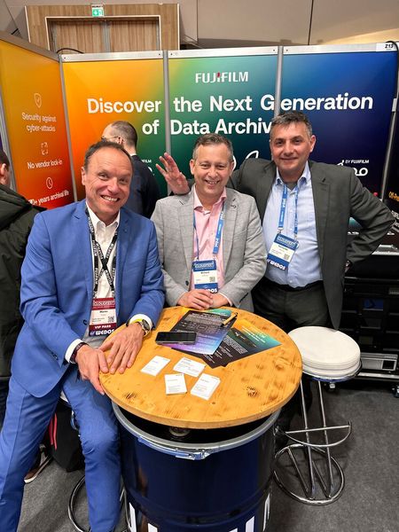 (v. l.) Marco Papen, Richard Alderson und Fernando Mendes (FujiFilm) haben keinen Filmriss, sondern unendlich langen Speicher Dank der Tape Technologie. (Bild: Vogel IT-Medien GmbH)