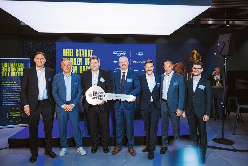 Haben schon mal die Schließanlage getestet: (v. l.) Roman Still und Ulf Pfeiffer (beide AVAG-Holding), Gerhard Böschl (Geschäftsführer Automobilforum Kuttendreier), Zoran Dreznjak (Geschäftsführer Autoarena München), Christian Dietsch (Geschäftsführer Wickenhäuser) sowie Jürgen Keller und Manuel Zösch (beide AVAG-Holding). (Bild: AVAG/Martin Augsburger)