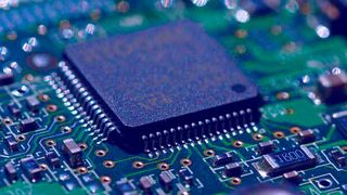 Bald greifen die Restriktionen des Cyber Resilience Act der EU! Alles, was einen Microchip in sich trägt, muss in Zukunft so entwickelt werden, dass Hacker keine Chance mehr haben. Was das bedeutet, erläutert der Produkt-Cybersicherheits-Spezialist Onekey. (Bild: Tingelworkstangel)