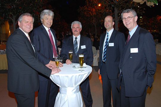 Bei so viel Gerede darf ein Bier nicht fehlen: Clemens Klinke (Dekra), Klemens Große Vehne (Kögel), Gerd Neumann (Dekra), Dr. Axel Koblitz (ZDK) und Ulrich Petzold. (Archiv: Vogel Business Media)