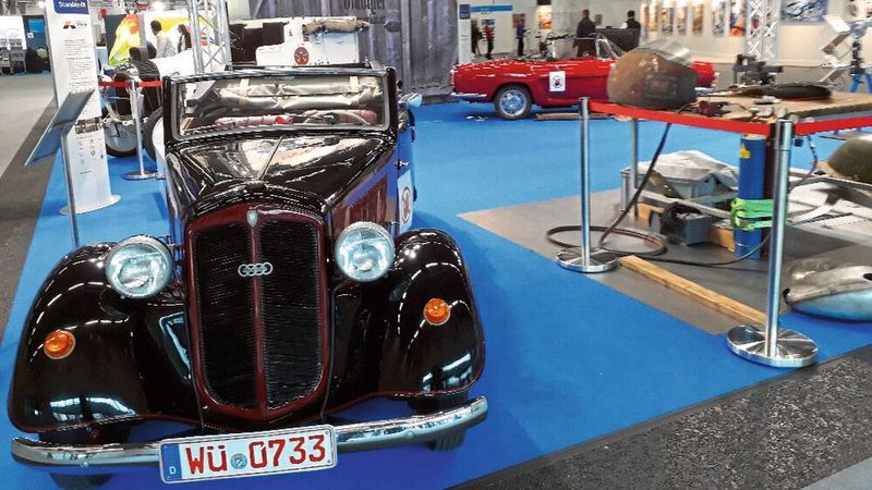 Gleich daneben der Stand des Zentralverbands Karosserie- und Fahrzeugtechnik (ZKF): Hier erhalten Interessierte Informationen rund um das Thema Oldtimerrestaurierung. (Bild: Dominsky – »kfz-betrieb«)