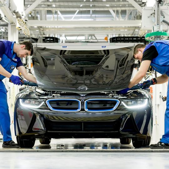 Blick in die Vergangenheit: Bei BMW in Leipzig ist der letzte i8 vom Band gerollt. Für die Produktionskompetenz des Autobauers war er ein Meilenstein.(Bild:  BMW)