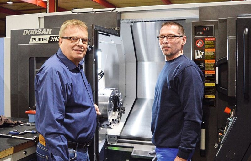 Werksleiter Michael Vogt (l.) und Maschinenführer Paul Michel resümieren: „Mit dem neuen Dreh-Fräs-  Zentrum und mit der Sauter-Lösung arbeiten wir effizienter, ergonomischer und sicherer.“	 (Sauter Feinmechanik)