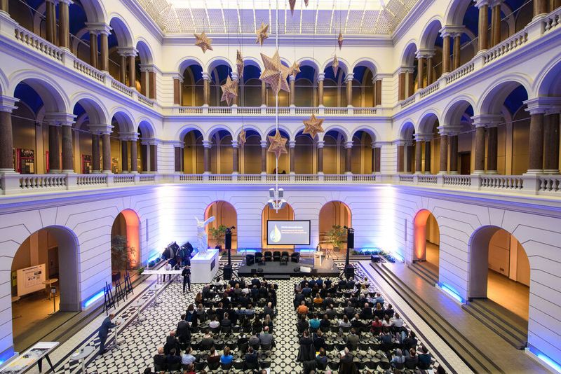 Der Rohstoffgipfel fand bereits zum dritten Mal im Lichthof der Technischen Universität Berlin statt. (Covestro)