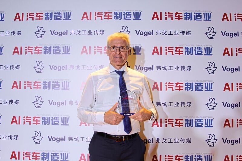Rolf Grossenbacher, Verkaufsleiter Fritz Studer AG, nimmt den AI Anwender Zufriedenheits-Award im Rahmen der CIMES in Peking entgegen. (Studer)