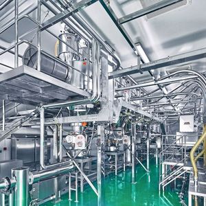 Saubere Produktionsanlage, die alle gesetzlichen Vorgaben sowie die Atex-Richtlinien erfüllt.(Bild:  Azo)