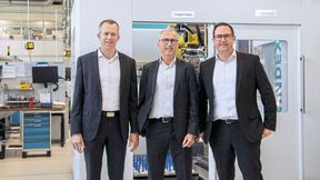 V. l. n. r.: Dr. Markus Brumm (neuer Geschäftsführer der August Steinmeyer GmbH & Co. KG), Dr. Manfred Münch (bisheriger Geschäftsführer der August Steinmeyer GmbH & Co. KG und bisheriger Group CEO) und Adrian Lebherz (CFO der Steinmeyer Gruppe und neuer Group CEO). (Bild: Steinmeyer Gruppe)