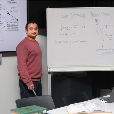 Vinay Sharma und Olga Fink von der EPFL haben einen KI-Algorithmus entwickelt, der komplexe dynamische Prozesse modellieren kann. (Bild:  2026 EPFL/Alain Herzog – CC-BY-SA 4.0)