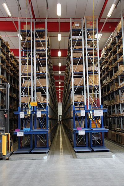 Eines der manuell bedienbaren Palettenläger. (Otto)