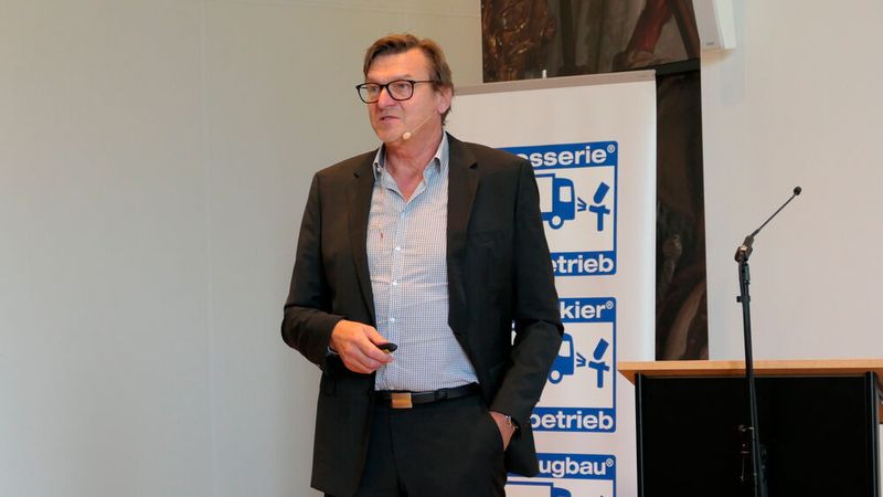 Geschäftsführer Robert Paintinger führte die Teilnehmer durch das Programm der Mitgliederversammlung und des Landesverbandstags in Würzburg. (Bild: Wenz | VCG)