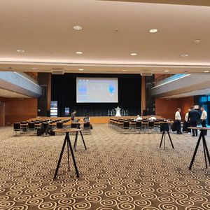Mit Beginn der Eröffnungsrede füllt sich auch der Konferenzraum zunehmend.(Bild:  © Serina Sonsalla)