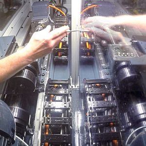 Die zweispindelige Hochleistungs-Tiefbohrmaschine UNE6-2i ist mit zwei unabhängigen Bohrachsen ausgestattet. Im Bild zu sehen ist eine Teileübergabe.(Bild:  Unisig)