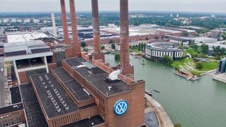 Kommt sie doch, oder nicht? Der Wolfsburger Autokonzern Volkswagen konnte wider Erwarten den Cashflow von zunächst befürchteten null auf sechs Milliarden Euro pushen. Das bringt den Betriebsrat auf die Idee, eine Prämie für die Tarifmitarbeiter auszuschütten ... (Bild: dpa)