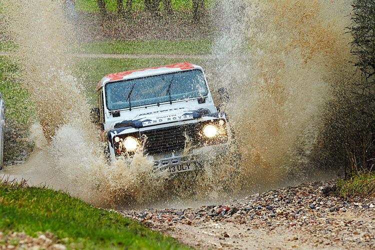 An der Markenserie nehmen 15 Fahrzeuge teil, die Bowler Motorsport für den Rallyeeinsatz vorbereitet. (Foto: Land Rover)
