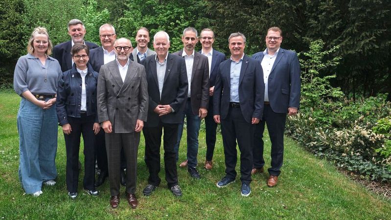 Die Teilnehmer der Delegiertenversammlung des Kfz-Gewerbes Baden-Württemberg: (hintere Reihe v.l.) Bettina Schauder, Rainer Biedermann, Ludger Wendeler, Dieter Burhard, Frank Schnierle, Hans-Jörg Brutschien, Frank Schnierle, Thomas Meier, Carsten Beuß sowie Petra Wieser und Präsident Michael Ziegler (erste Reihe v. l.).(Bild:  Zietz - VCG)
