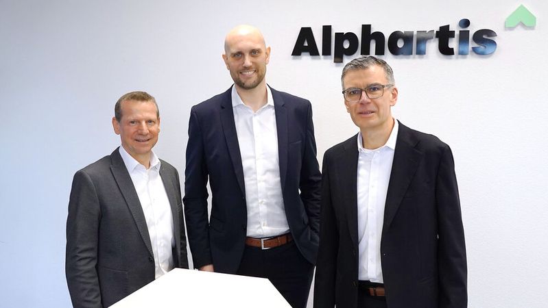 Alexander Kramer, Vorstand Vertrieb der Alphartis SE (links), und Thomas Linderich, Vorstand Aftersales (rechts), hießen Mark Geißendörfer bei der BHG Autohandelsgesellschaft willkommen.(Bild:  Alphartis)