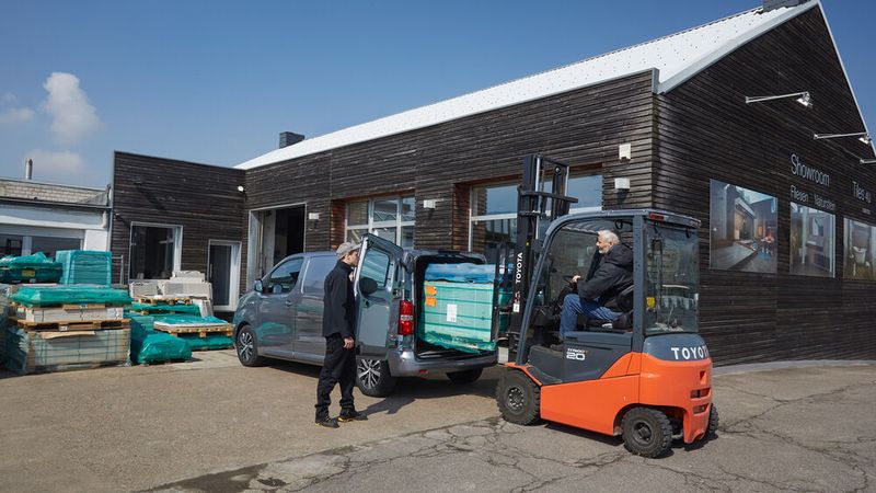 Der Transporter ist für eine Nutzlast von einer Tonne ausgelegt (auf 1,25 Tonnen erweiterbar), die auf der flachen Ladefläche ausreichend Platz findet.  (Bild: Toyota)