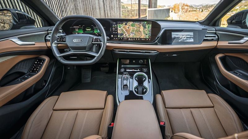 Das neue Cockpit des A6 setzt auf große Displayflächen. Einst war der A6 König der Tasten in der Mittelkonsole. Nun ist der Arbeitsplatz maximal vertoucht. (Bild: Audi AG)