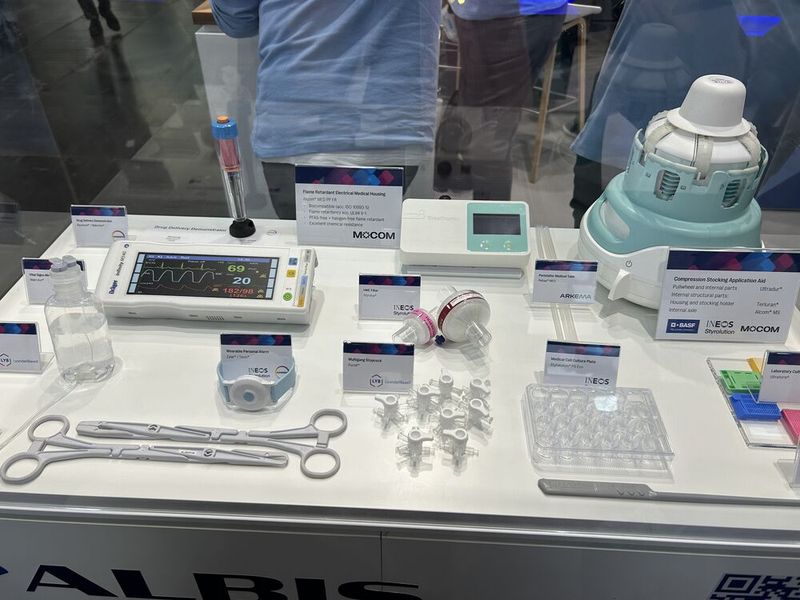 Albis präsentierte neue Materiallösungen und Partner-Projekte am Compamed-Stand. (Bild: Engelke – VCG)