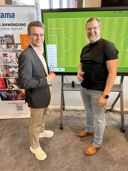 Luca Sliwinski (l.) und Björn Dierker (Ostendorf Büroorganisation) setzen gerne iiyama-Produkte bei ihren Kunden ein. (Bild: Vogel IT-Medien)