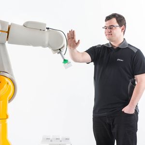 Die Safety-Skin sorgt für das sofortige Abstoppen bei direktem Kontakt zum Menschen. Der Mitarbeiter kann den Roboter so auch durch bloßes Antippen jederzeit stoppen.