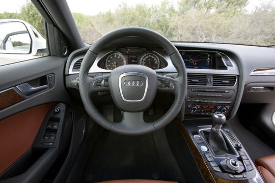 Edel, wenn auch unspektakulär präsentiert sich der Innenraum des Audi A4 Avant. Den Fondpassagieren steht insgesamt mehr Platz als beim Vorgänger zur Verfügung. (Archiv: Vogel Business Media)