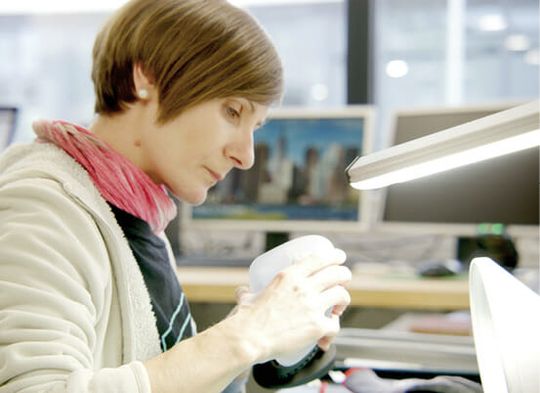 (Sinnbild für die konzentrierte Geschäftigkeit im neuen 3D-Druck-Werk: Eine Mitarbeiterin finalisiert ein Bauteil. Bild: Protolabs)