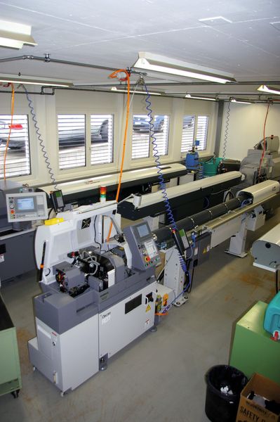Vue plongeante sur une partie de l'atelier de production de KCK Sàrl. proposant des opérations d'usinage et de tournage de précision pour le secteur horloger. (Image MSM)