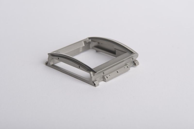 Armbanduhrengehäuse aus Titan, das aus Vollmaterial gefräst wurde. Die kleinsten Gewinde sind M1 und wurden ebenfalls gefräst. (Bild: Soluma)