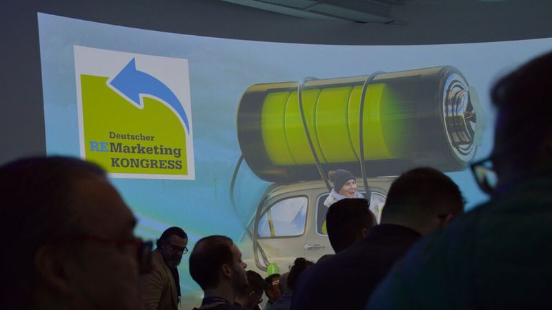 Alle Augen nach vorn: Die Zukunft des Gebrauchtwagengeschäfts geht immer stärker Richtung Elektromobilität. Die Vermarktung elektrischer Gebrauchtwagen war daher Schwerpunktthema auf dem Deutschen Remarketing Kongress 2024. (Bild:  Achter – VCG)