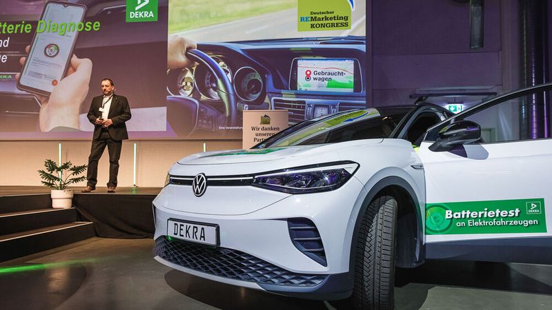 Ronald Hufnagel von Dekra Automobil erläuterte den neuen Batterietest der Prüforganisation. Im Anschluss an seinen Vortrag konnten die Händler bei Testfahrten selbst erleben, wie sie gebrauchte E-Autos mit einem Batterie-Prüfbericht ausstatten können.  (Bild: Stefan Bausewein)