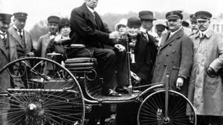 Aller Auto Anfang – Der Benz Patent-Motorwagen wurde 1886 vorgestellt. Hier mit Carl Benz am Steuer. (Bild: Mercedes-Benz)