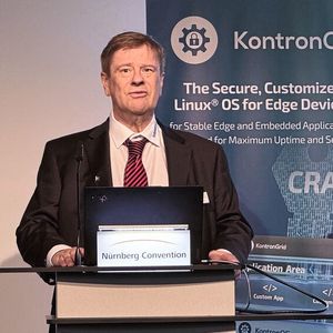 Kontron-Chef Hannes Niederhauser: Auf der SPS 2025 positioniert er seine Linux Distribution als CRA-konforme Plattform.(Bild:  mc/VCG)