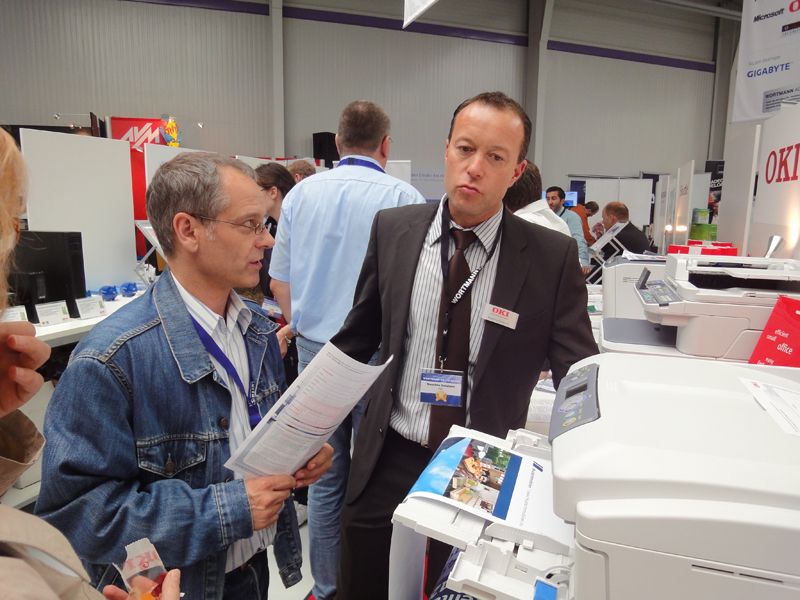 Peter Wolf, CTT, stellt Massimo Catalano, Oki, einige Fragen. (Archiv: Vogel Business Media)