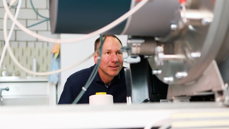 Empa-Forscher Dirk Hegemann entwickelt Materialien und Technologien für PFAS-freie Textilien.(Bild:  Empa)
