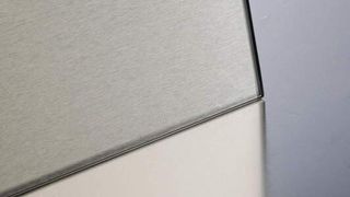 Mit dem Nanoimprint-Verfahren von Schott lässt sich eine realistische, gebürstete Edelstahloptik auf Glas erzeugen. (Bild: Schott)