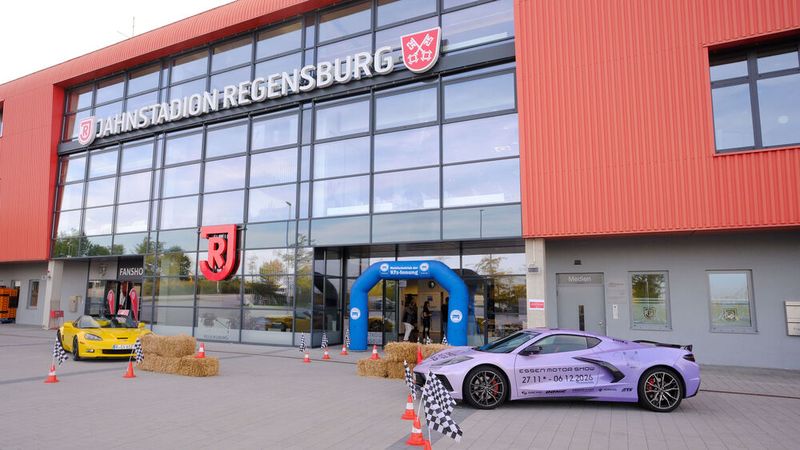 Ein Hauch von Motorsport in der Fußballarena - das Jahnstadion in Regensburg - wohin die Kfz-Innung zur ihrem Herbstforum einlud.  (Bild: Zietz - VCG)